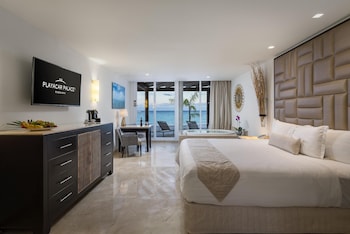 Superior Walk Out Suite Ocean Front - Kids & Teens Free | Premium bedding, free minibar, in-room safe, desk