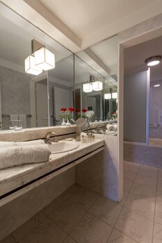 Premier Suite Superior | Bathroom | Free toiletries, hair dryer, towels