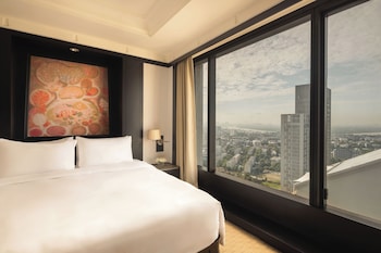 Skyline City View | Egyptian cotton sheets, premium bedding, minibar, in-room safe