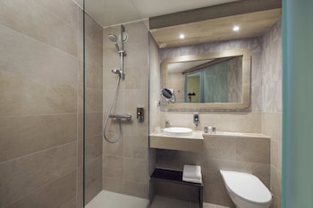 City Double Room, 1 King Bed | Bathroom | Shower, rainfall showerhead, eco-friendly toiletries, hair dryer