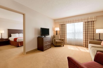 Suite, 1 Bedroom, Non Smoking | Hypo-allergenic bedding, desk, laptop workspace, blackout drapes