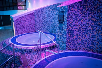 Indoor spa tub