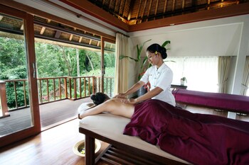 Couples treatment rooms, spa tub, body treatments, aromatherapy