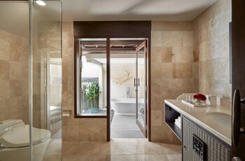 Separate tub and shower, deep soaking tub, rainfall showerhead