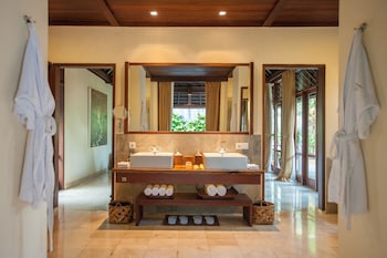 Villa, 1 Bedroom, Private Pool, Courtyard View | Bathroom | Separate tub and shower, free toiletries, hair dryer, bathrobes