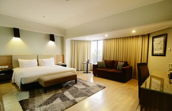 Premier Room, 1 King bed | Egyptian cotton sheets, premium bedding, minibar, in-room safe