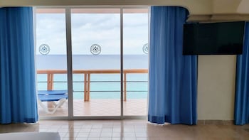 Deluxe Room with Balcony Ocean View | Balcony view