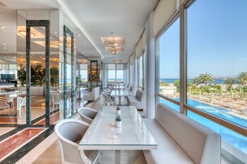 Breakfast served, pool views 