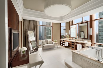 Presidential Suite | Bathroom | Separate tub and shower, deep soaking tub, rainfall showerhead