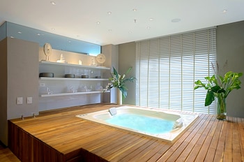 Indoor spa tub