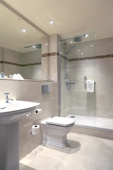 Combined shower/tub, free toiletries, hair dryer, towels