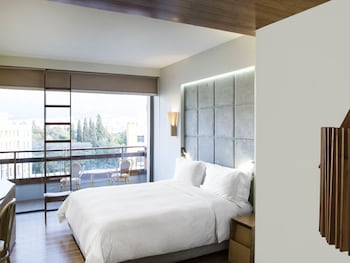 Studio | Premium bedding, down comforters, minibar, in-room safe