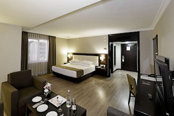 Junior Suite | Premium bedding, minibar, in-room safe, desk