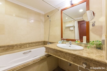 Executive Room, 1 King Bed | Bathroom | Combined shower/tub, free toiletries, hair dryer, bathrobes