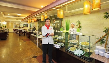 Free daily buffet breakfast