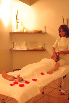 Couples treatment rooms, sauna, body treatments, aromatherapy