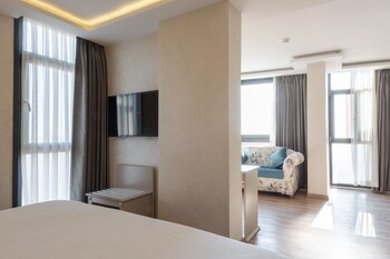 Deluxe Double Room, Sea View | Premium bedding, free minibar items, in-room safe, desk