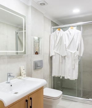 Deluxe Double Room, Sea View | Bathroom | Shower, rainfall showerhead, free toiletries, hair dryer