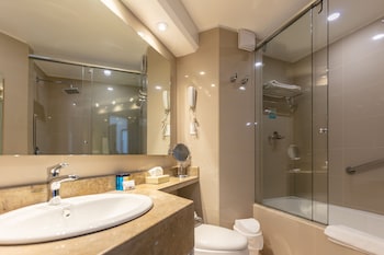 Executive Studio Suite, 1 King Bed, Kitchen | Bathroom | Combined shower/tub, free toiletries, hair dryer, bathrobes