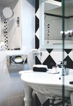 Deluxe Suite | Bathroom | Free toiletries, hair dryer, slippers, towels