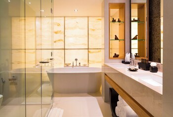 Presidential Suite | Bathroom | Separate tub and shower, free toiletries, hair dryer, bathrobes