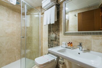 Triple room | Bathroom | Combined shower/tub, designer toiletries, hair dryer, bathrobes