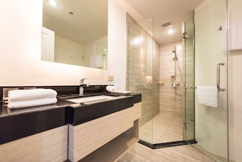 Executive Apartment, 2 Bedrooms | Bathroom | Free toiletries, hair dryer, bathrobes, slippers