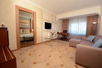 Junior Suite, 1 King Bed with Sofa bed | Premium bedding, pillowtop beds, minibar, in-room safe