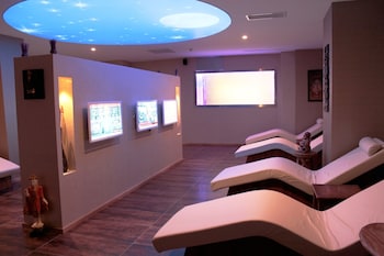 Couples treatment rooms, sauna, spa tub, steam room, Turkish bath