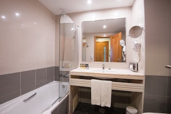 Combined shower/tub, free toiletries, hair dryer, bidet