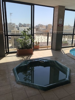 Indoor spa tub