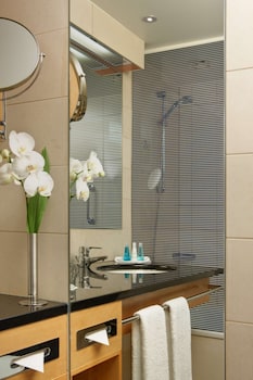 Combined shower/tub, designer toiletries, hair dryer, towels