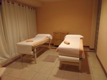 Couples treatment rooms, spa tub, steam room, Turkish bath