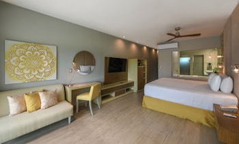 PREMIER LUXURY JUNIOR SUITE | Free minibar, desk, laptop workspace, blackout drapes