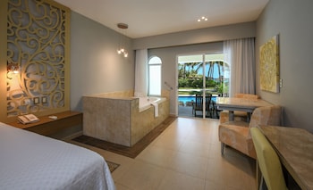 PREMIER BEACHFRONT SWIM UP JUNIOR SUITE | Free minibar, desk, laptop workspace, blackout drapes