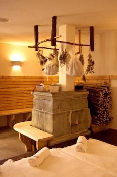 Couples treatment rooms, sauna, spa tub, Turkish bath, body treatments