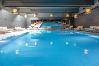 Indoor pool, sun loungers