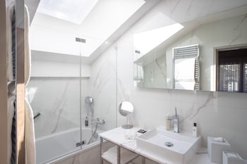 Junior Suite | Bathroom | Rainfall showerhead, free toiletries, hair dryer, bathrobes