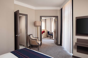 Corner Suite, 1 Double Bed with Sofa bed | Premium bedding, minibar, in-room safe, desk