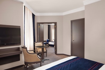 Family Suite | Premium bedding, minibar, in-room safe, desk