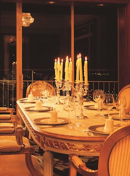 Royal Suite, River View | In-room dining