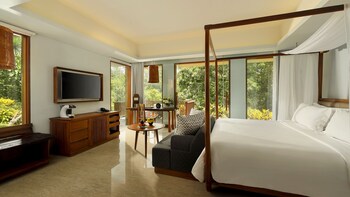 Heavenly Two Bedrooms Pool Villa with Butler Service | Premium bedding, minibar, in-room safe, individually decorated