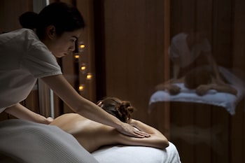 Couples treatment rooms, spa tub, steam room, body treatments