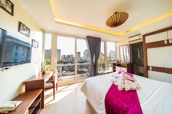 Junior Suite, 1 Bedroom, City View | 1 bedroom, minibar, in-room safe, desk