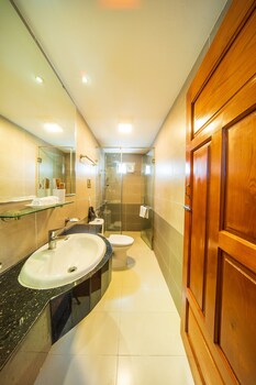 Executive Double Room | Bathroom | Shower, free toiletries, hair dryer, bathrobes