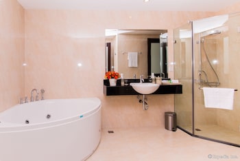 Apartment, 1 Bedroom, Garden View | Bathroom | Separate tub and shower, jetted tub, hydromassage showerhead