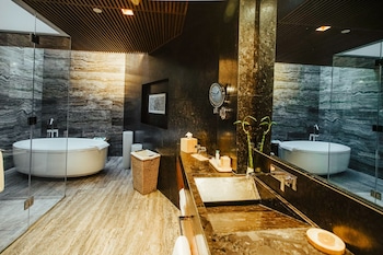 Presidential Room | Bathroom | Shower, rainfall showerhead, free toiletries, hair dryer