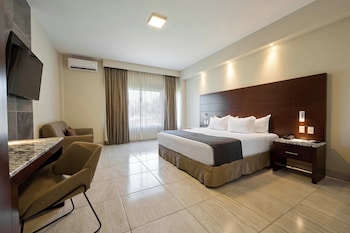 Business Suite, 1 King Bed with Sofa bed, Hot Tub | Select Comfort beds, minibar, in-room safe, individually furnished