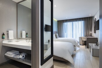 Superior Twin Room | Premium bedding, Select Comfort beds, minibar, in-room safe