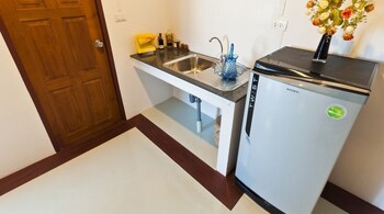 Full-size fridge, dishwasher, coffee/tea maker, electric kettle